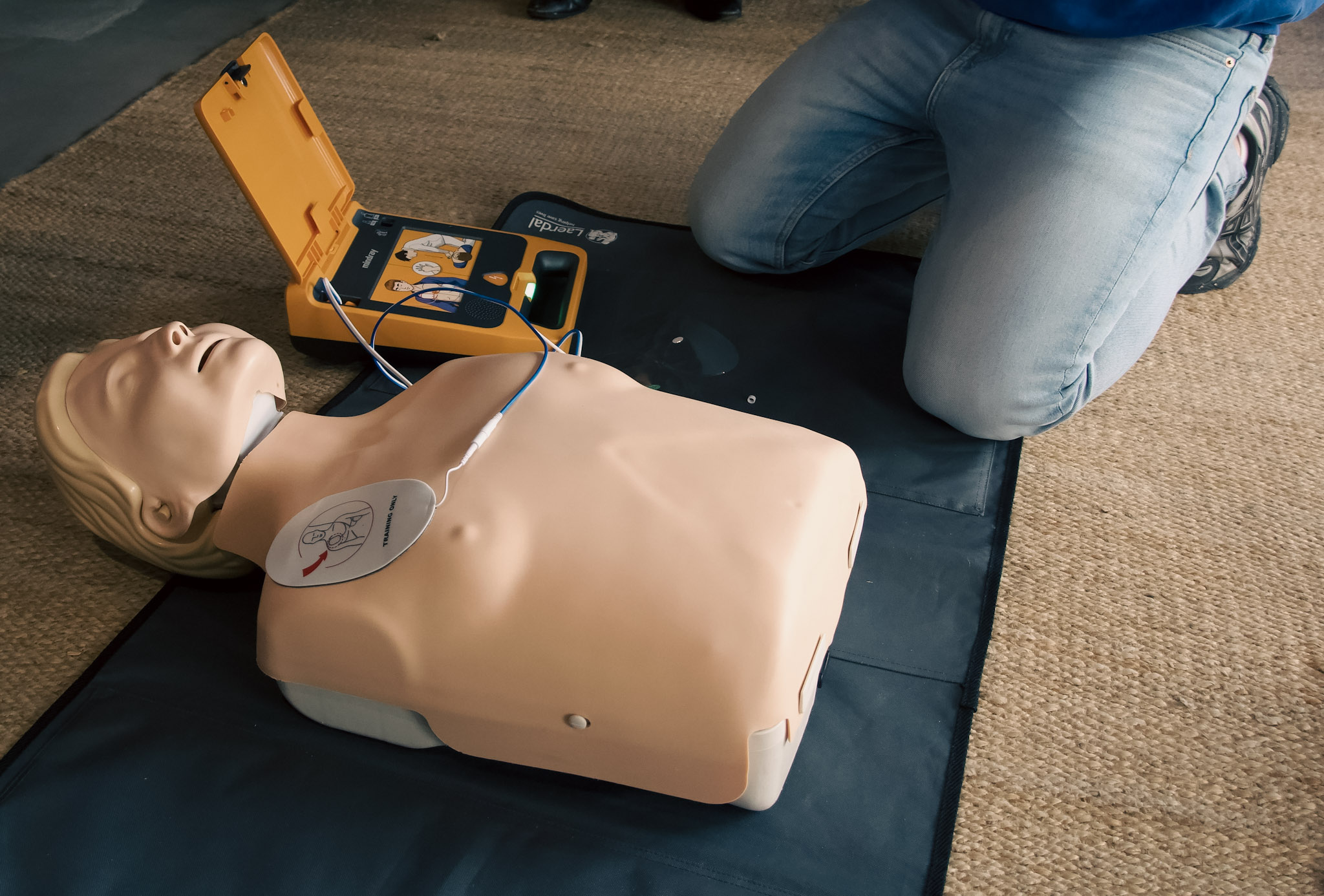 AED-Schulung mit Mindray BeneHeart C2 Defibrillator und Reanimationspuppe – Einweisung in die Wiederbelebung